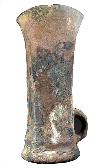  Metals can be beaten to form a sharp edge, and can be cast into intricate shapes. This ancient bronze chisel head was found in Norfolk