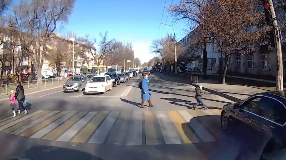  The mum and her son are crossing the road when he runs ahead of her