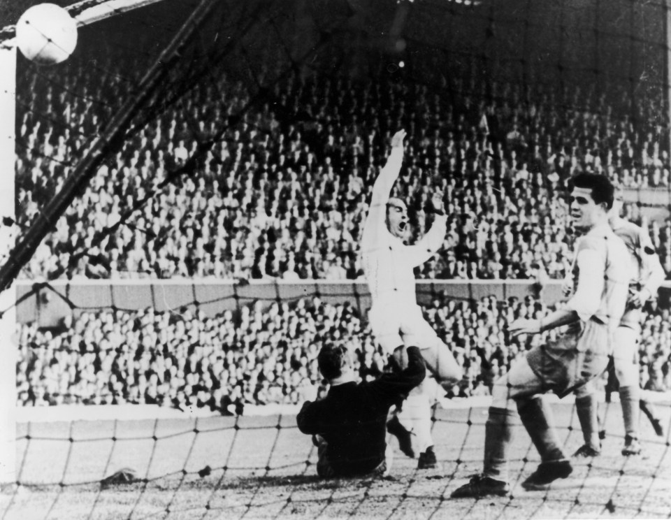  Alfredo Di Stefano makes if two for Real Madrid in 1960 European Cup final