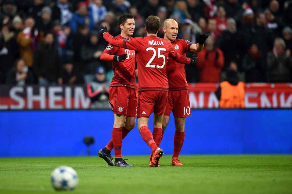 MUNICH, GERMANY - NOVEMBER 24: Robert Lewandowski (L) of Bayern Muenchen celebrates scoring his teams second goal with team mates Thomas Mueller and Arjen Robben during the UEFA Champions League group F match between FC Bayern Munchen and Olympiacos FC at the Allianz Arena on November 24, 2015 in Munich, Germany. (Photo by Matthias Hangst/Bongarts/Getty Images)