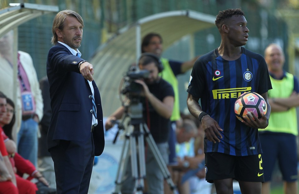 SESTO SAN GIOVANNI, ITALY - SEPTEMBER 24: FC Internazionale Milano coach Stefano Vecchi issues instructions to his players during the Primavera Tim juvenile match between FC Internazionale and Virtus Entella at Stadio Breda on September 24, 2016 in Sesto San Giovanni, Italy. (Photo by Marco Luzzani - Inter/Inter via Getty Images)