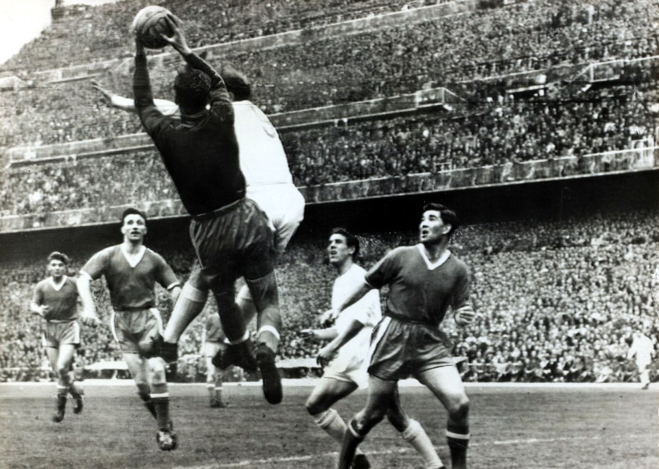  Alfredo Di Stefano in action against Manchester United in 1957 semi-final