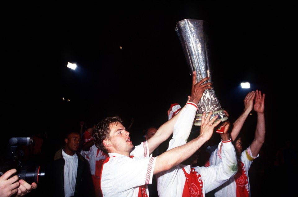 Sport, Football, UEFA Cup Final Second Leg, Amsterdam, Holland, 13th May 1992, Ajax 0 v Torino 0 (Ajax 2 v Torino 2 on aggregate, Ajax win on away goals), Ajax's Frank de Boer parades the trophy on a lap of honour (Photo by Bob Thomas/Getty Images)