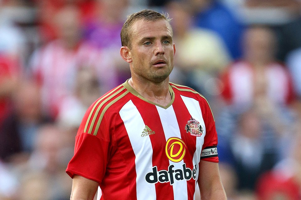 Lee Cattermole has been ruled out of Sunderland's relegation battle for four months