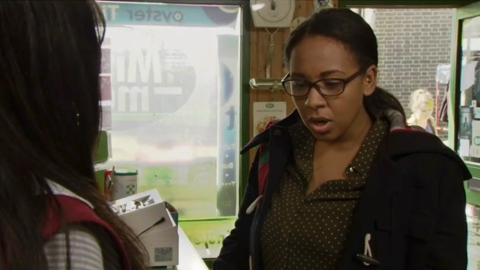 moment-when-libby-finds-out-mum-denise-is-pregnant-with-phils-baby-on-eastenders-161105-00_00_39_08-still006