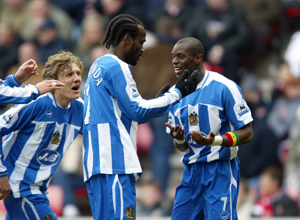 Henri Camara celebrates his goal with Jimmy Bullard and Pascal Chimbonda during Whelan's reign