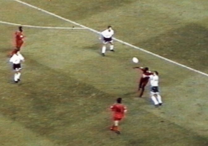 John Fashanu elbows Gary Mabbutt in a 1993 clash between Spurs and Wilmbledon