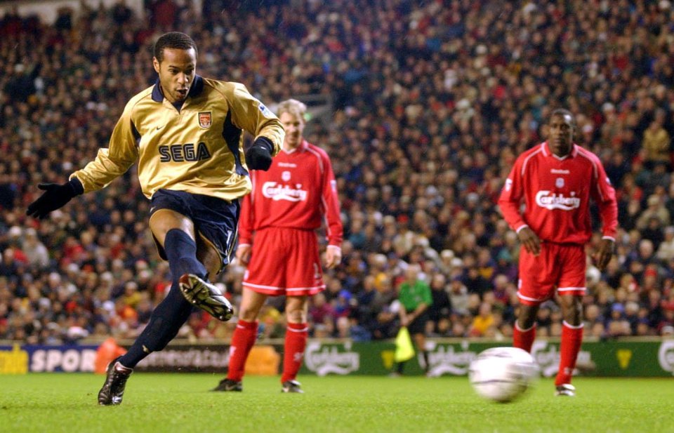 Headline: GUNNER DO IT AGAIN LIVERPOOL (1) V (2) ARSENAL...23RD DECEMBER 2001...PICTURE BY MARK ROBINSON... THIERRY HENRY SCORES FOR ARSENAL