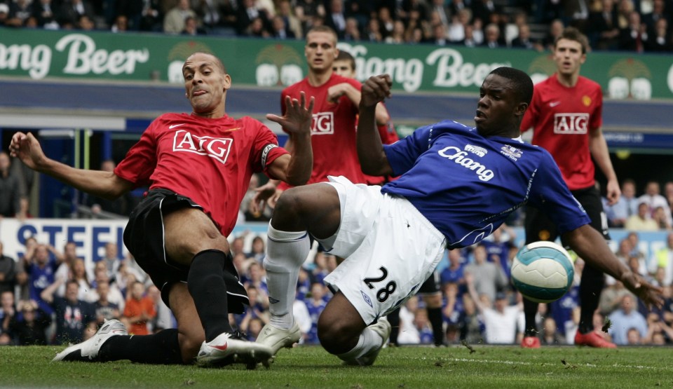 Everton's Darron Gibson (R) challenges Manchester United's Rio Ferdinand during their English Premier League soccer match at Goodison Park in Liverpool, northern England September 15, 2007. REUTERS/Nigel Roddis(BRITAIN). NO ONLINE/INTERNET USAGE WITHOUT A LICENCE FROM THE FOOTBALL DATA CO LTD. FOR LICENCE ENQUIRIES PLEASE TELEPHONE +44 (0) 207 864 9000.