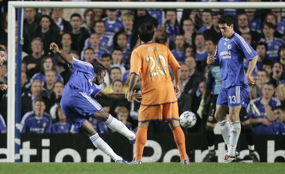 PHOTOGRAPH BY MARC ASPLANDTHE TIMES.18.10.06. UEFA CHAMPIONS LEAGUE. CHELSEA 1-0 BARCELONA. STAMFORD BRIDGE. DIDIER DROGBA SCORES FOR CHELSEA