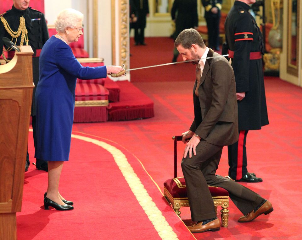  Wiggins is knighted by Queen Elizabeth