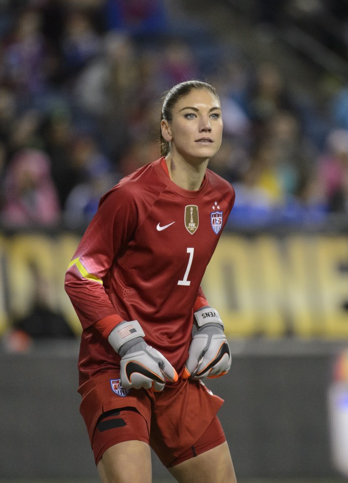  USA goalkeeper Hope Solo has lent her support to Hillary Clinton ahead of Donald Trump