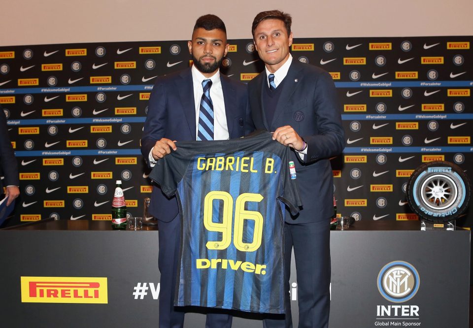 MILAN, ITALY - SEPTEMBER 22: Gabriel Barbosa Gabigol (L) new signing for FC Internazionale Milano, Vice President of FC Internazionale Milano Javier Zanetti (R) pose with the club shirt during a press conference at 'Auditorium Pirelli' on September 22, 2016 in Milan, Italy. (Photo by Vincenzo Lombardo - Inter/Inter via Getty Images)