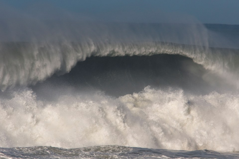 Storm surf, Tsunami wave