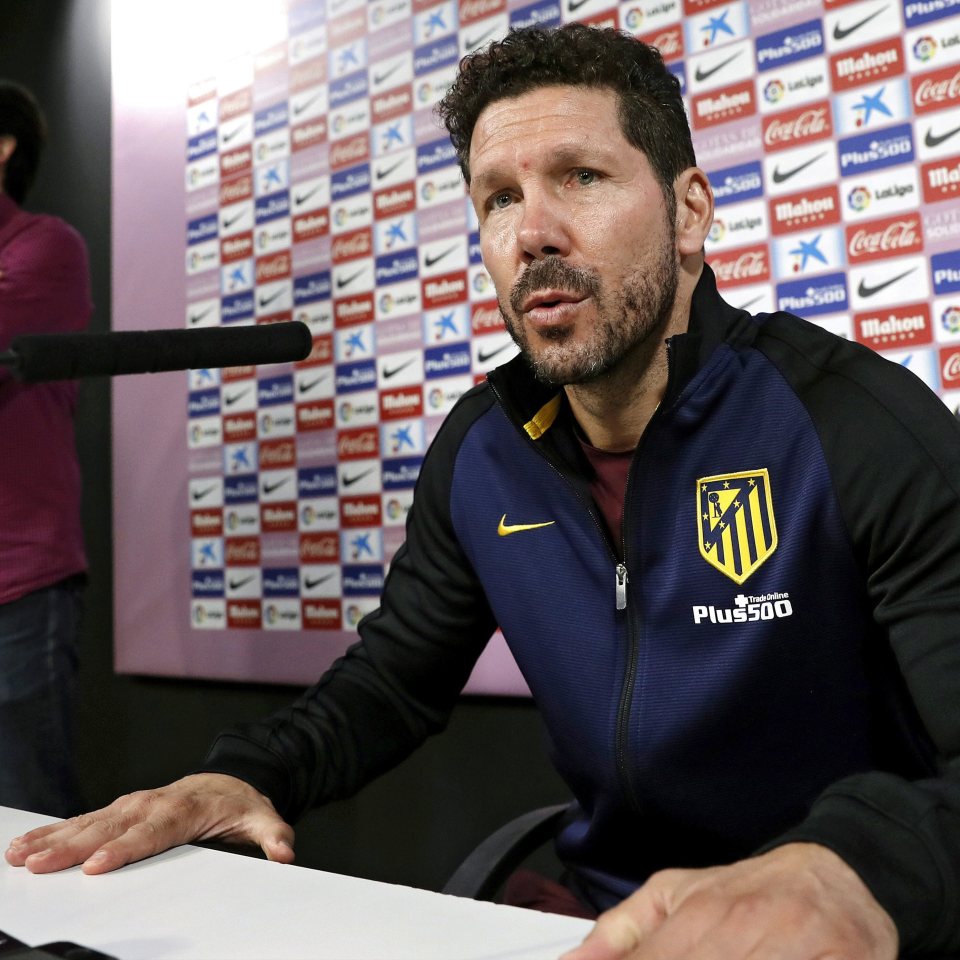 epa05606835 Atletico Madrid's head coach Diego Simeone speaks during a press conference held following a training session at the team's sport complex in Cerro del Espino, on the outskirts of Madrid, Spain, 28 October 2016. Atletico Madrid will face Malaga CF in a Spanish Primera Division League soccer match on 29 October. EPA/SERGIO BARRENECHEA