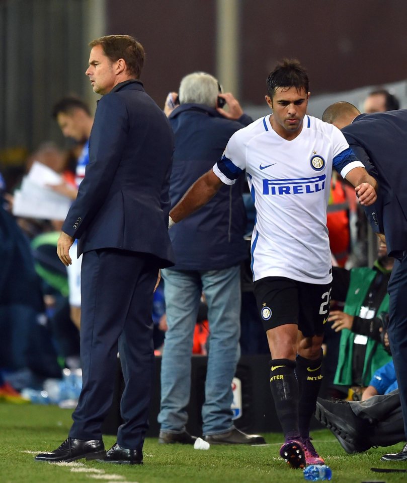 epa05610494 Inter's forward Eder, right, leaves the pitch after being substituted by his head coach Frank De Boer, left, during the Italian Serie A soccer match Uc Sampdoria vs Fc Internazionale at Luigi Ferraris Stadium in Genoa, Italy, 30 October 2016. EPA/SIMONE ARVEDA