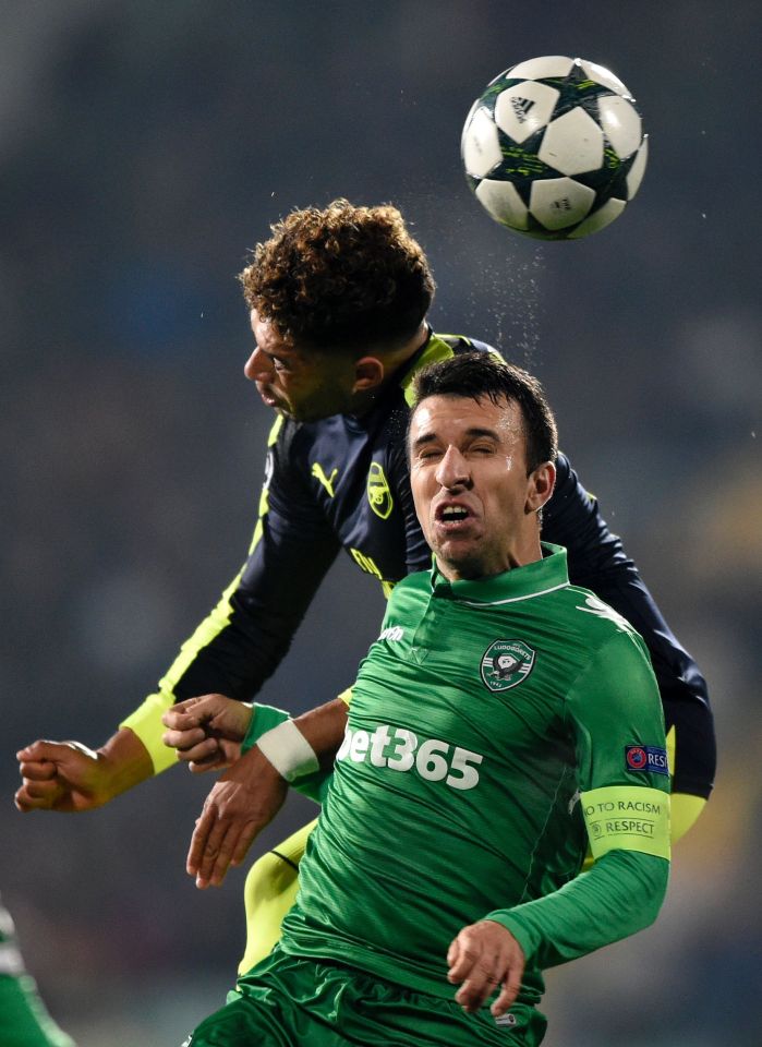 Arsenal's Oxlade-Chamberlain vies with Ludogorets' Bulgarian midfielder Svetoslav Dyakov