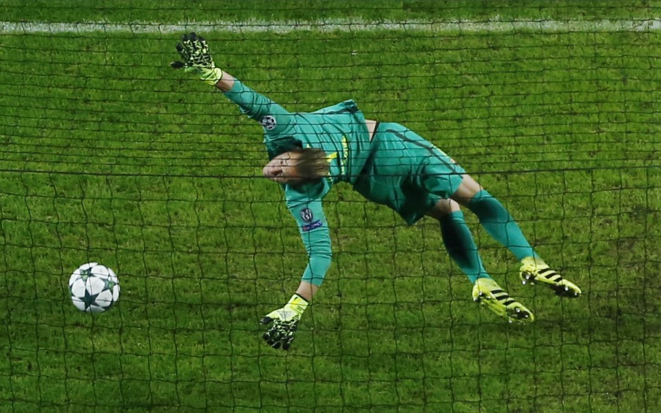 Ter Stegen claims he couldnt see over the wall 