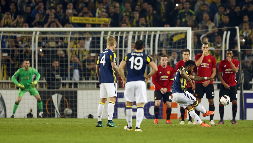  Jeremain Lens scored a spetacular free kick to extend Fenerbahce's lead