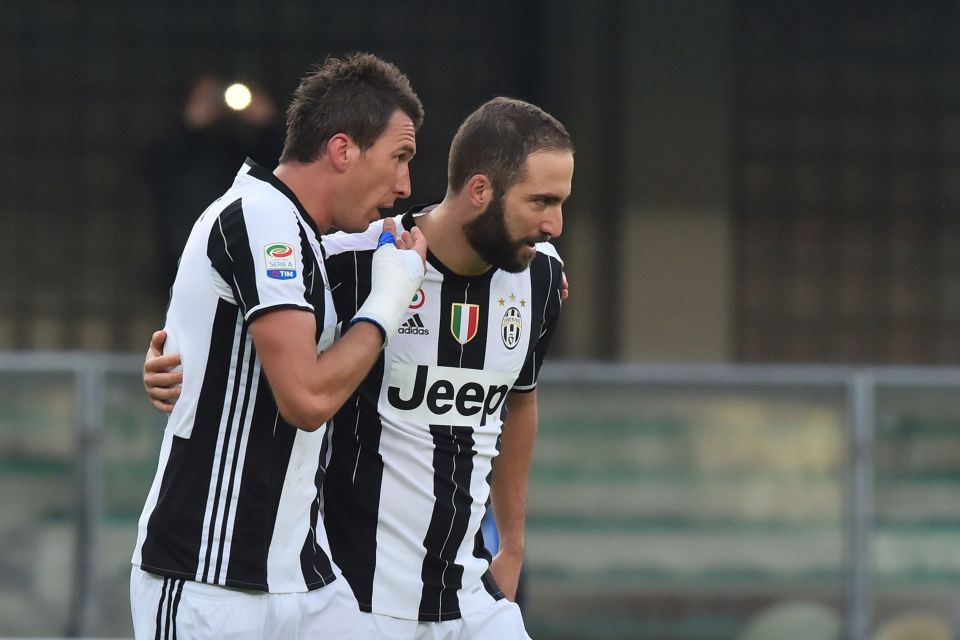 Juventus' forward from Croatia Mario Mandzukic (L) celebrates with Juventus' forward from Argentina Gonzalo Higuain after scoring a goal during the Italian Serie A football match Chievo Verona vs Juventus at "Bentegodi Stadium" in Verona on November 6, 2016. / AFP PHOTO / GIUSEPPE CACACEGIUSEPPE CACACE/AFP/Getty Images