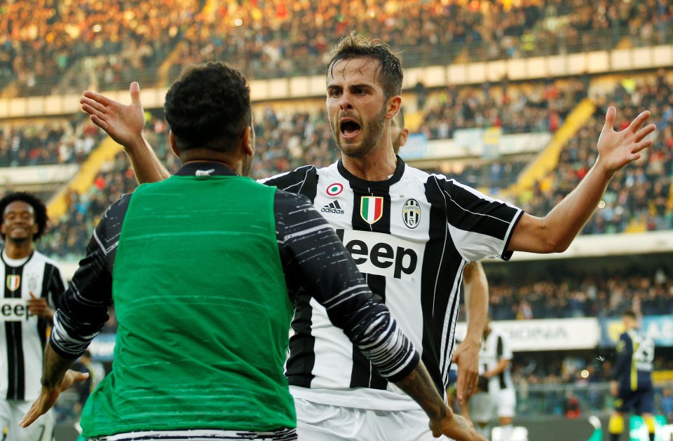 Football Soccer - Chievo Verona v Juventus - Italian Serie A - Bentegodi stadium, Verona, Italy - 6/11/16 - Juventus' Miralem Pjanic (R) celebrates after scoring. REUTERS/Alessandro Garofalo