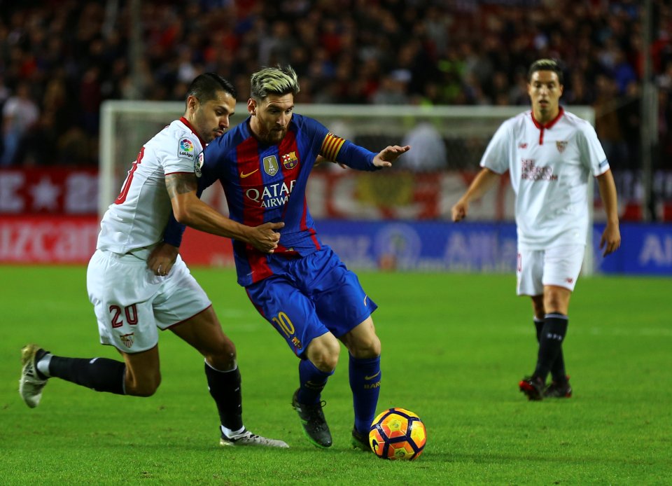 Football Soccer - Spanish La Liga Santander - Sevilla v Barcelona - Ramon Sanchez Pizjuan Stadium, Seville, Spain - 6/11/2016. Barcelona's Lionel Messi and Sevilla's Victor Machin "Vitolo" in action. REUTERS/ Marcelo del Pozo