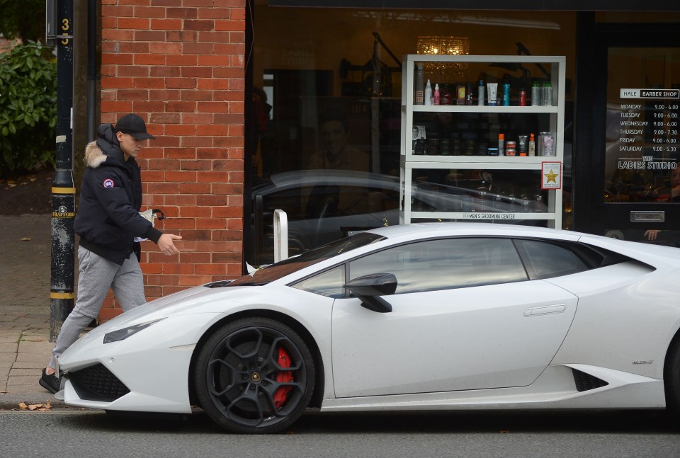  Mo Besic gets back to his car to realise he's been handed a parking ticket