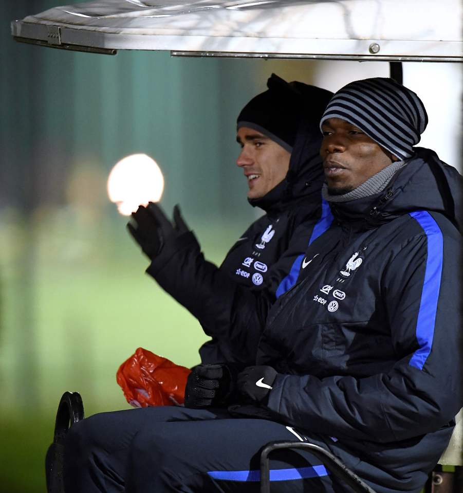 France's forward Antoine Griezmann (L) a