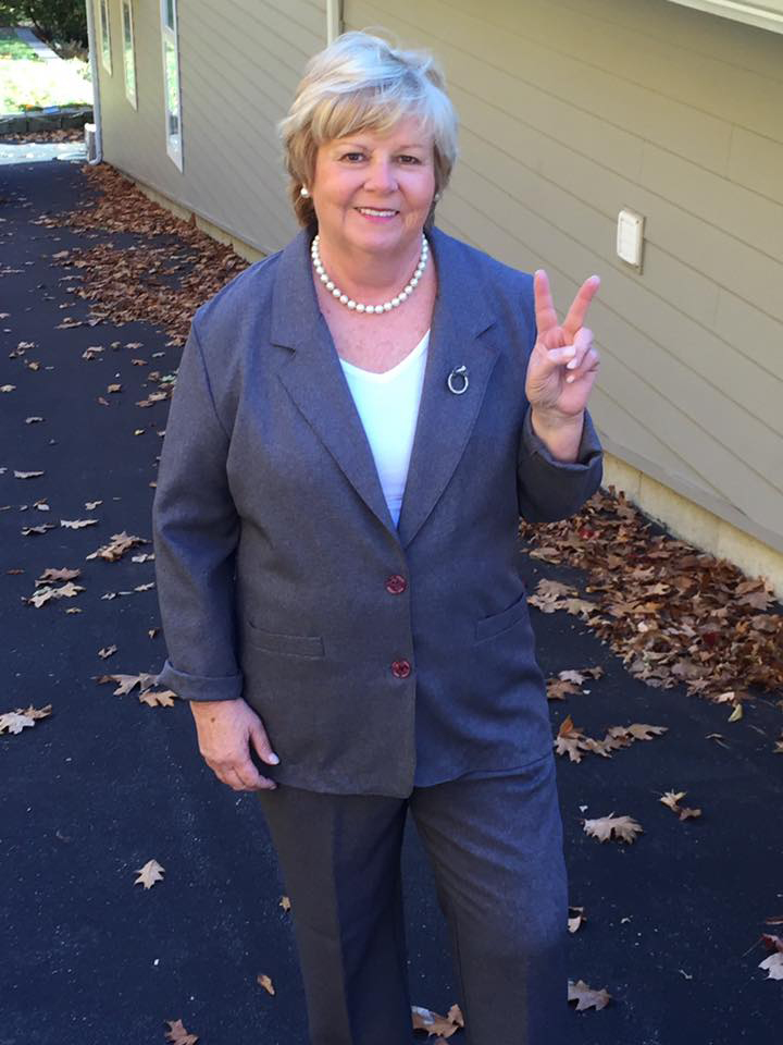  Paintsuiter Marsha Clark Watson from New York flashes the V for victory sign