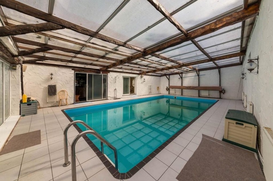  Fancy a dip in indoor swimming pool at Corrie legend's former home?