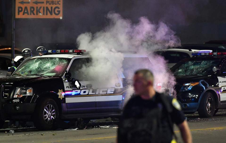  A police vehicle was set on fire in Oakland, California