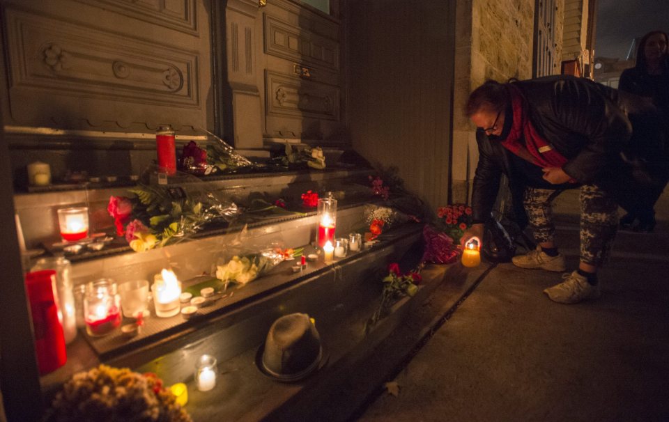  Fans have shared their grief over the passing of crooner Cohen, leaving flowers and candles out the front of his Montreal home