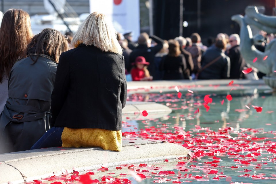  Public gather to pay their respects at London's Trafalgar Square