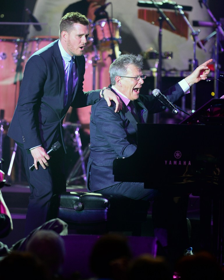  Bublé and Foster perform at Muhammad Ali's Celebrity Fight Night XX