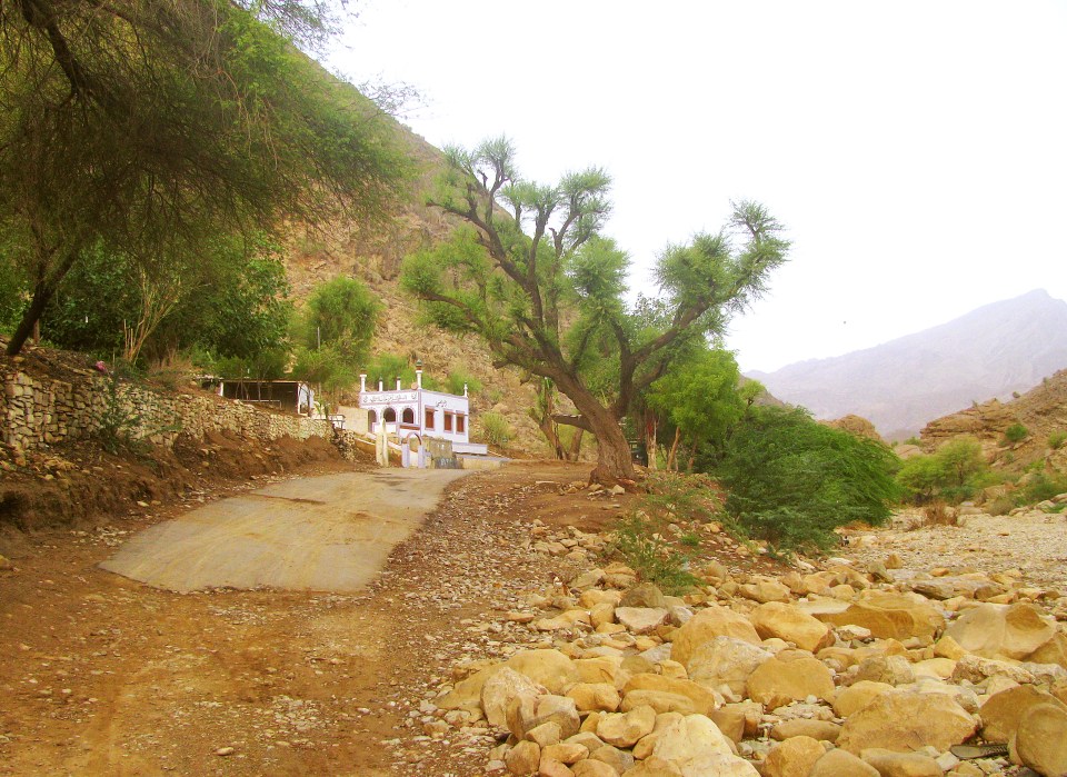  A mosque situated on the way towards the shrine, which is the resting place of Sufi saint Shah Bilawal Noorani