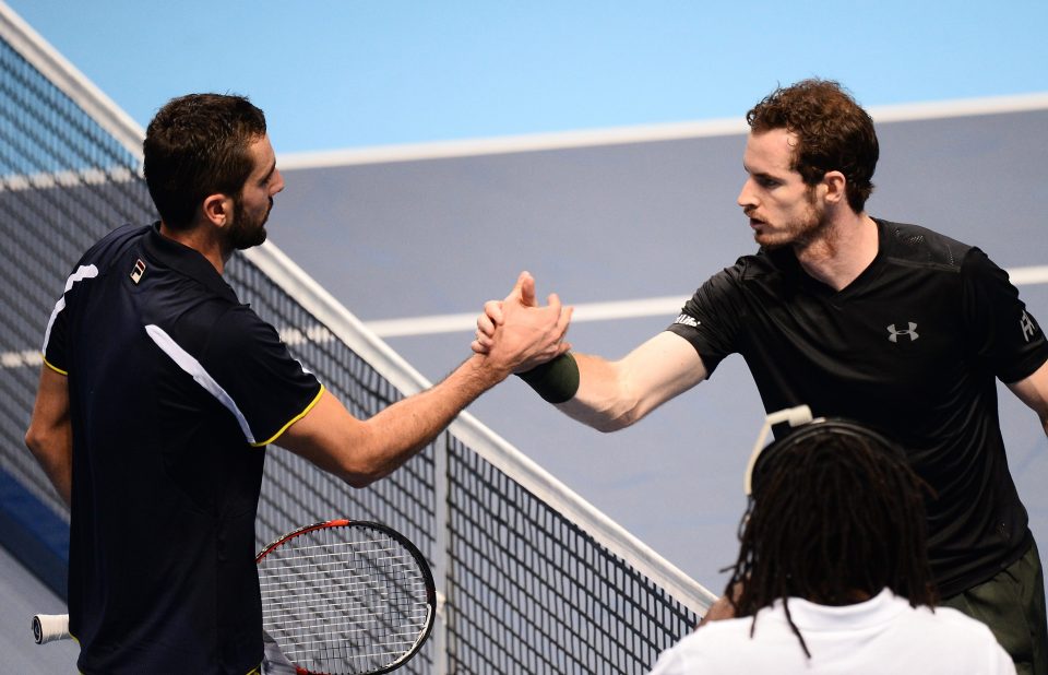  Andy Murray shakes hands with Marin Cilic