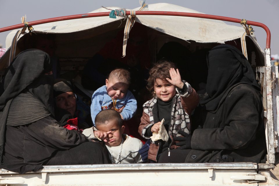  Displaced people from Mosul and outskirts arrive in the town of Bashiqa