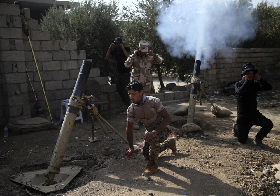  Iraqi army soldiers fire mortars against ISIS militants