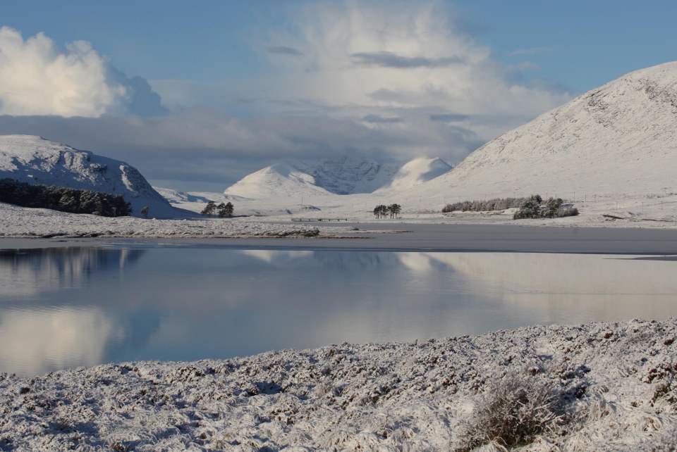  Loch Droma in Scotland looked like a winter wonderland this morning as frosty snow carpeted the Scottish countryside