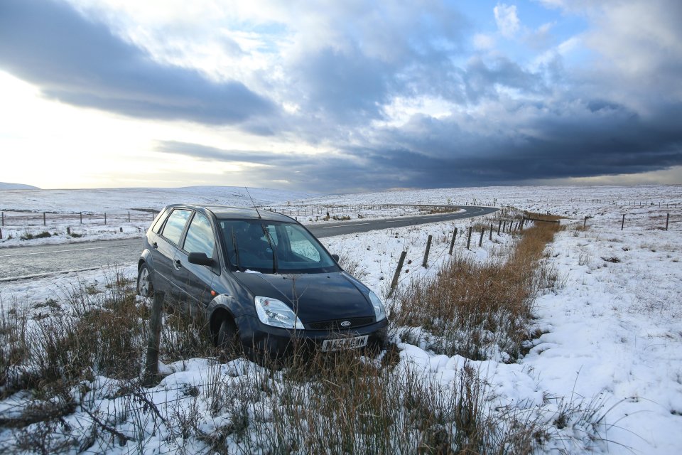  The A57,Snake Pass, has been shut today after heavy snow caused traffic chaos today November 18 2016. Snow settled on the tops in the Peak District and in North Yorkshire today