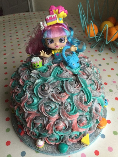 The cake in question looked stunning, but sparked outrage from a number of mums