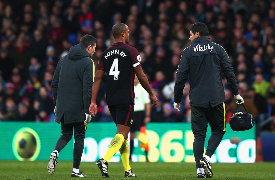 Vincent Kompany limps off during Manchester Citys 2-1 win over Crystal Palace 