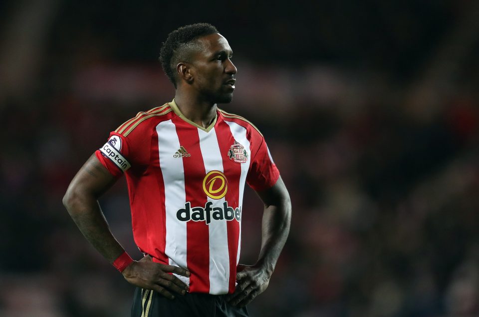 Defoe looks on during Sunderlands 3-0 win over Hull City 