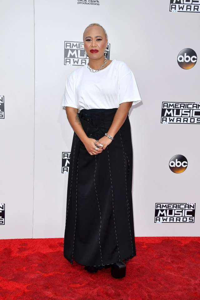  Emile Sande chose a long, baggy black and white dress