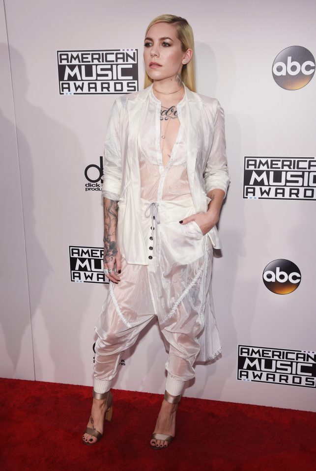  Singer Skylar Grey appeared to walk the red carpet in a white boiler suit