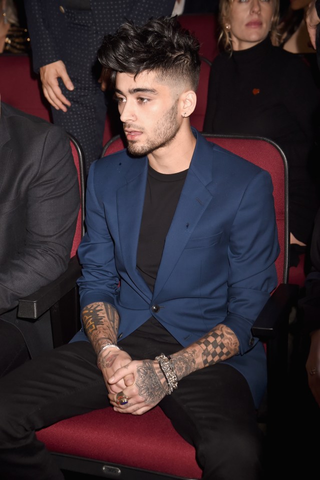  Fans teased Zayn for looking so shocked when Niall went to shake his hand