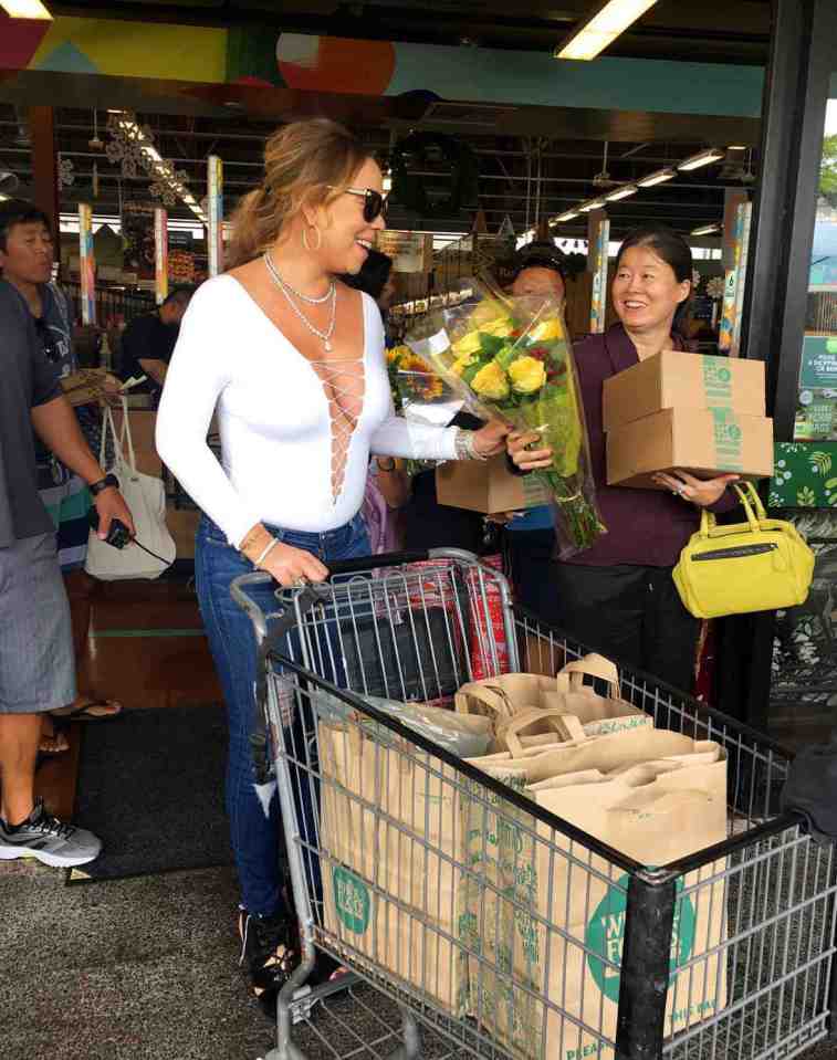  Mariah gets given flowers by a lady while on her travels