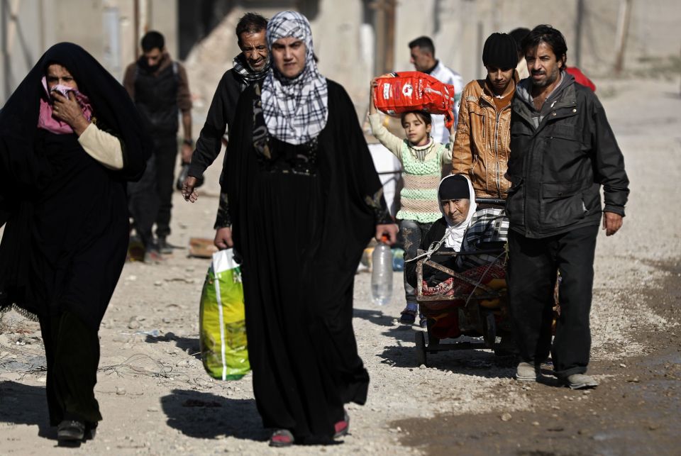  Iraqis flee from their neighbourhood in the eastern district of Mosul