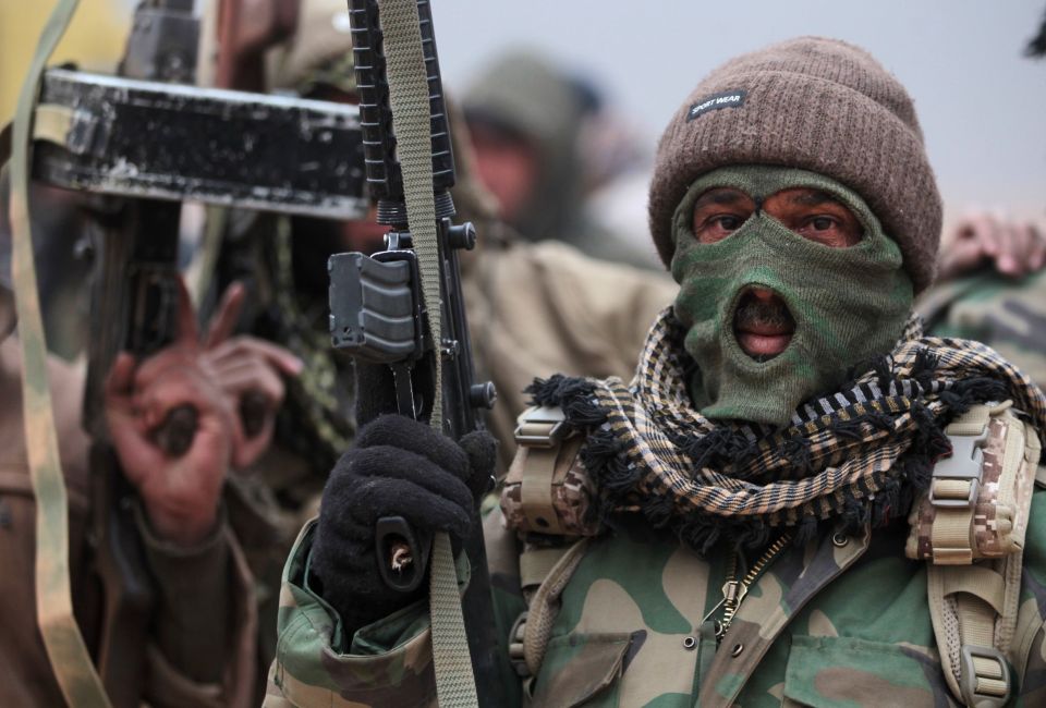  Iraqi Shiite fighters from the Hashed al-Shaabi advance on Mosul