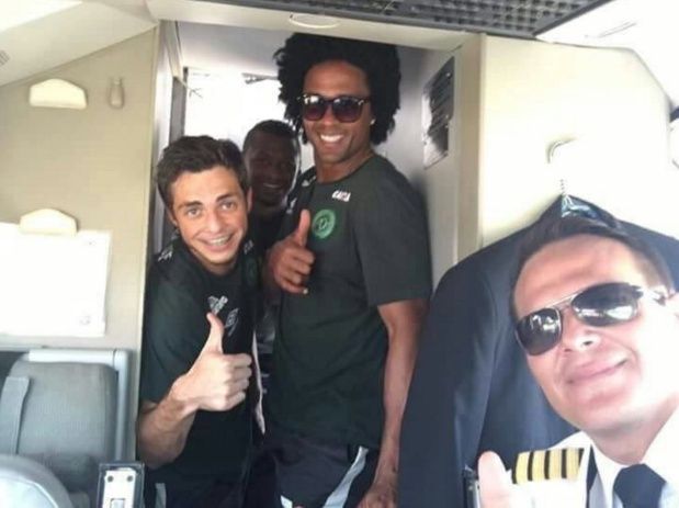 Chapecoense players posed with the pilot of the aircraft